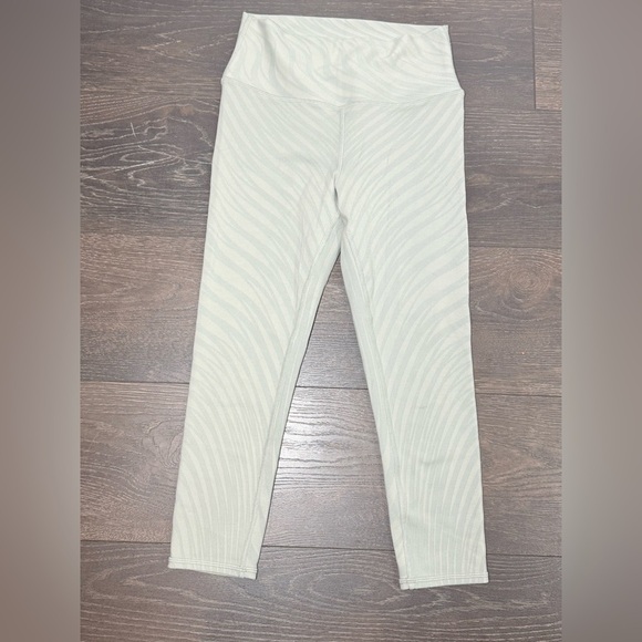 High Waist Airbrush Capri in Pistachio Waves
ALO - Picture 2 of 9